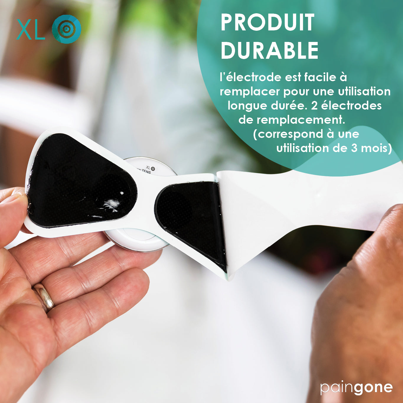 Personne appliquant les coussinets Paingone XL avec le texte : "Produit durable"