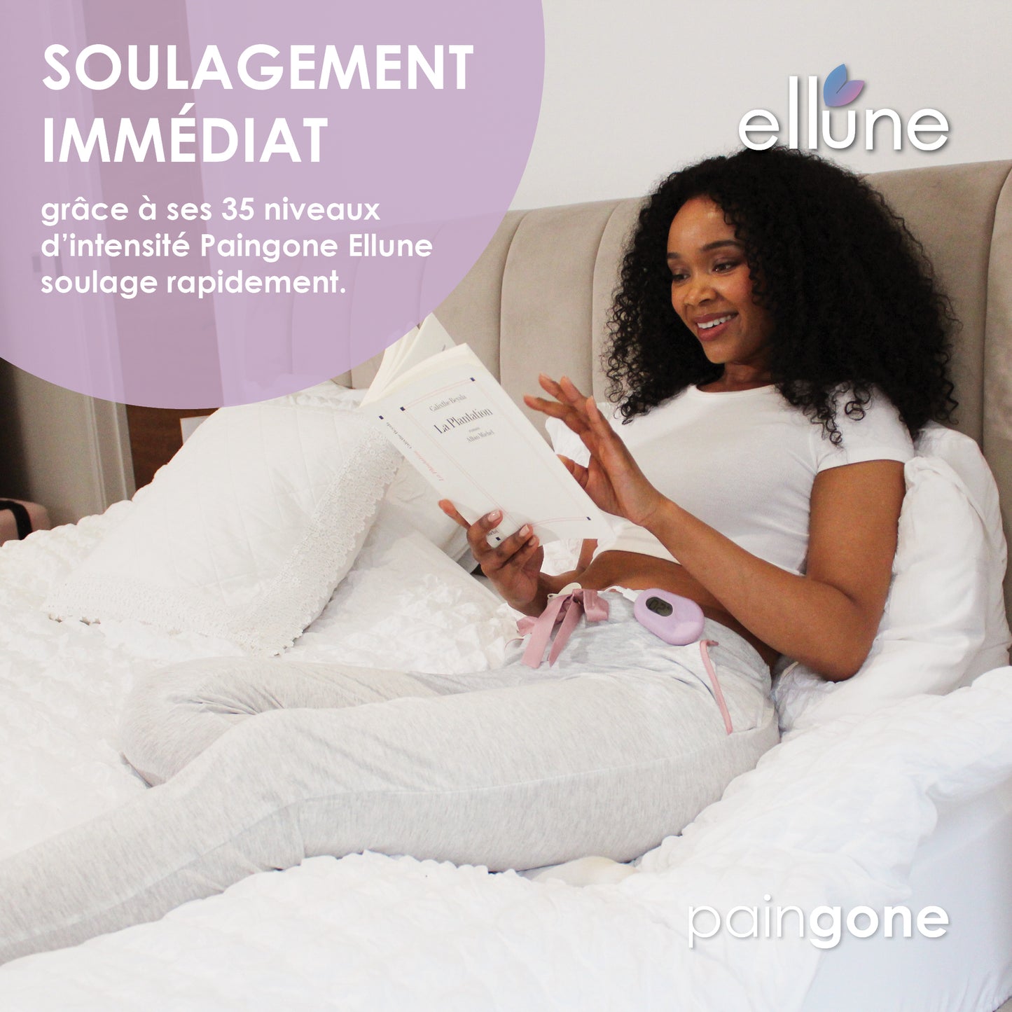 Une femme portant l'appareil TENS Ellune Lite au lit, souriant et lisant un livre. Texte : 'Soulagement Immédiat'.