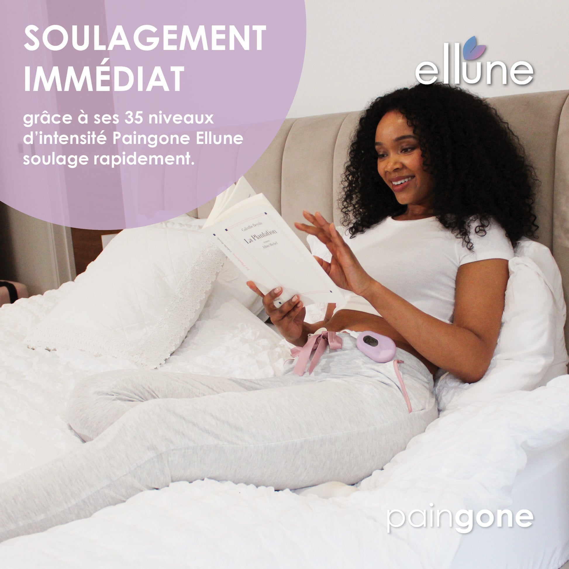 Une femme portant l'appareil TENS Ellune Lite au lit, souriant et lisant un livre. Texte : 'Soulagement Immédiat'.