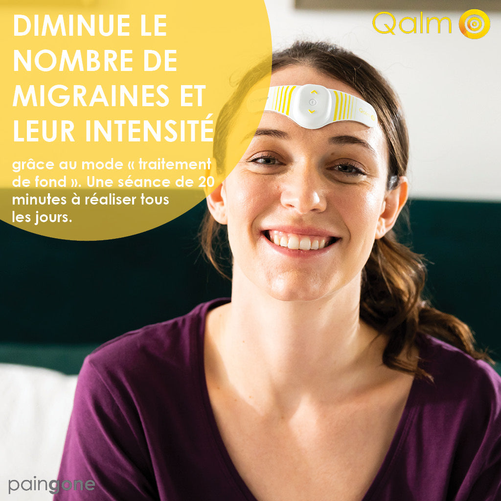 Femme utilisant l'appareil Paingone Qalm. Texte: "Diminue le nombre de migraines et leur intensité"