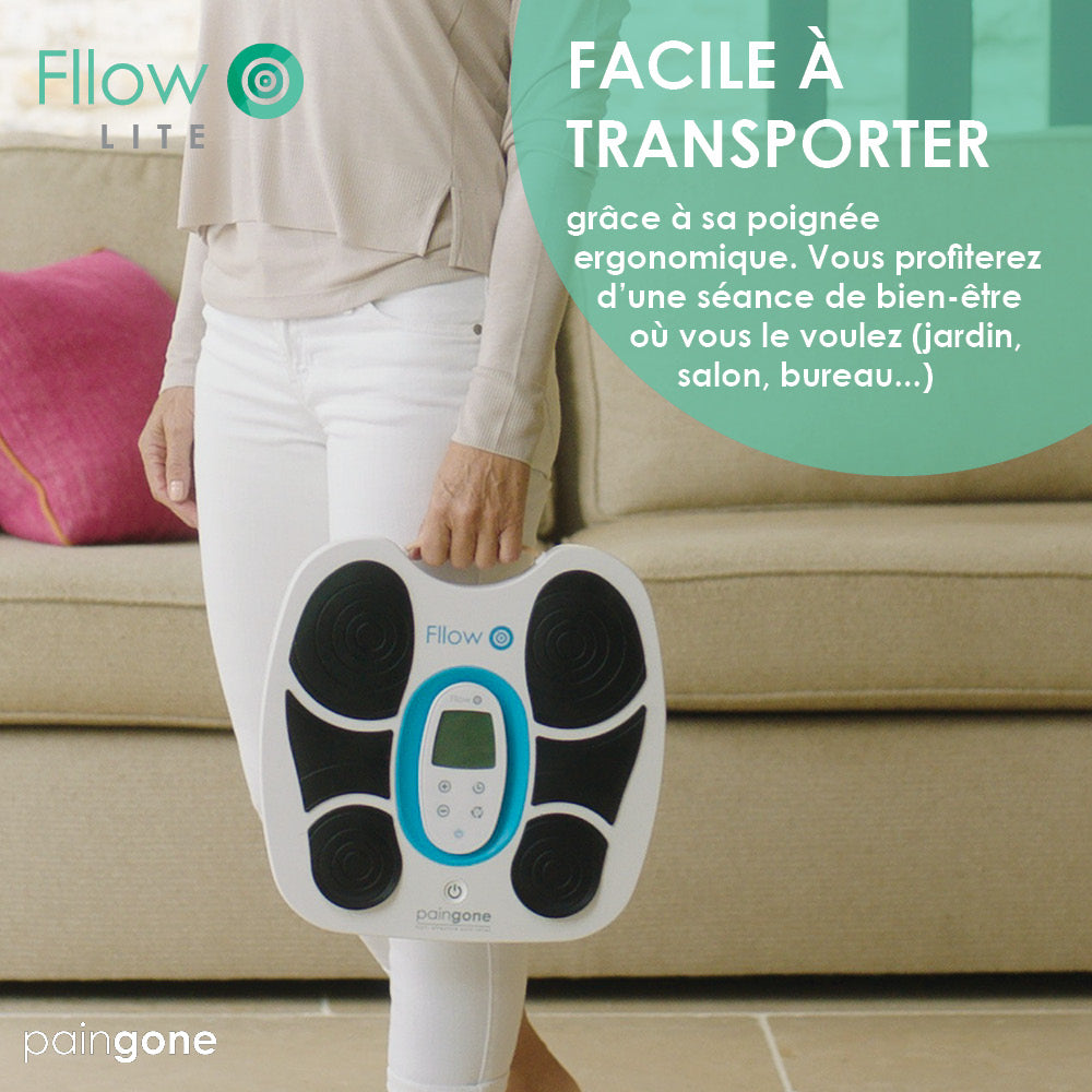Personne transportant l'appareil Paingone Fllow Lite. Texte: "Facile à transporter"