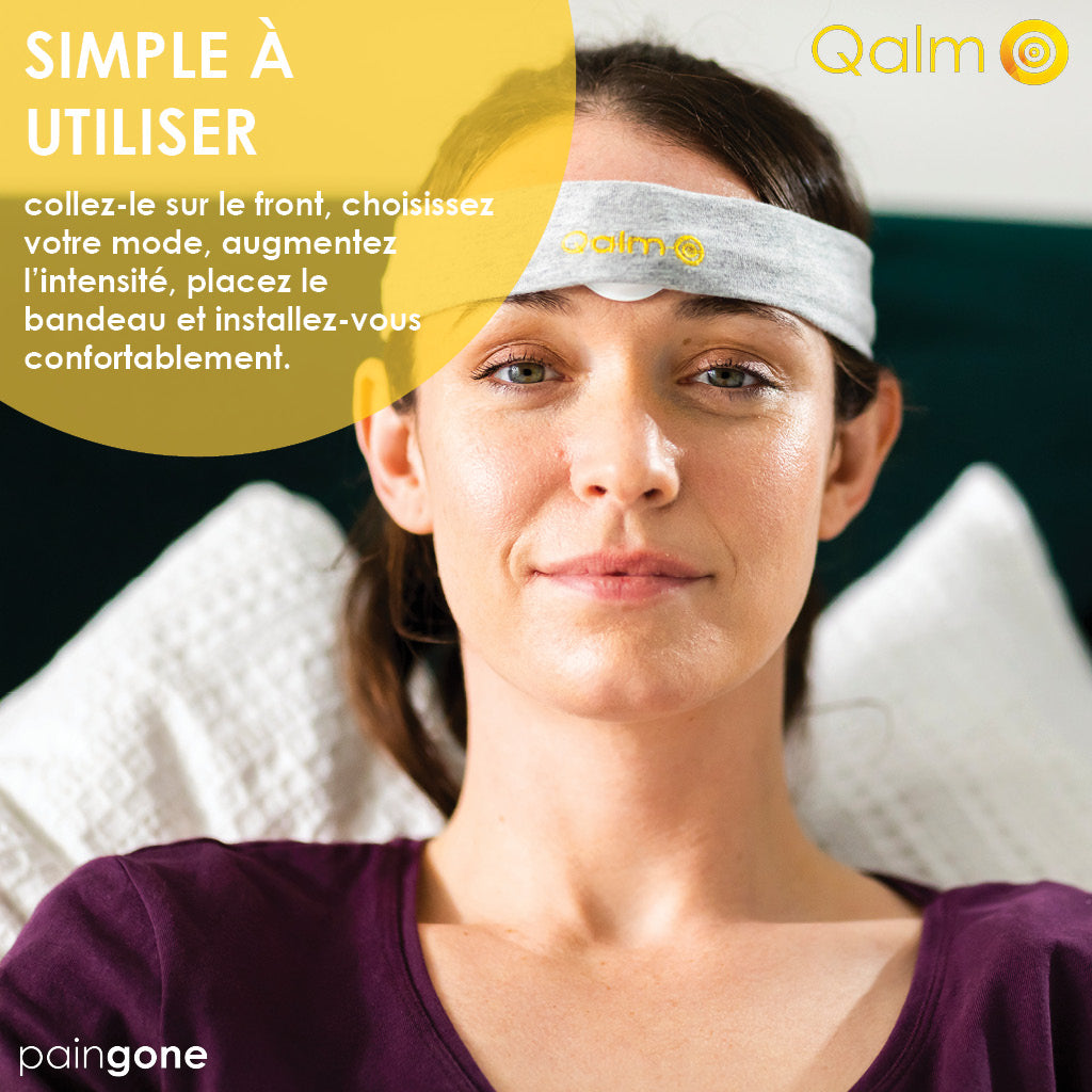 Femme utilisant l'appareil Paingone Qalm avec le bandeau. Texte: "Simple à utiliser"