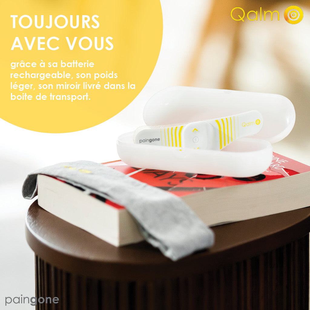 Paingone Qalm dans son étui de transport avec le bandeau. Texte: "Toujours avec vous"