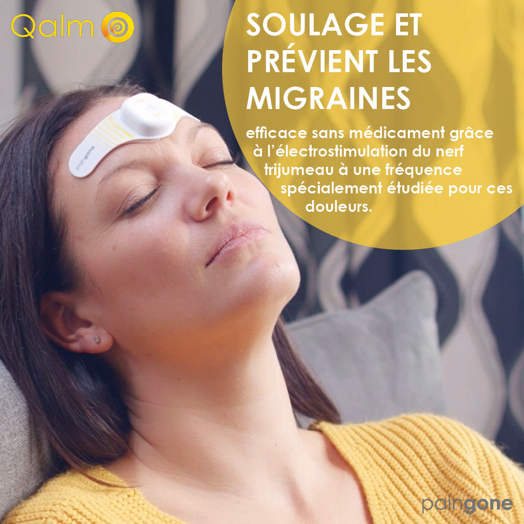 Femme utilisant l'appareil Paingone Qalm sur le canapé. Texte: "Soulage et prévient les migraines"